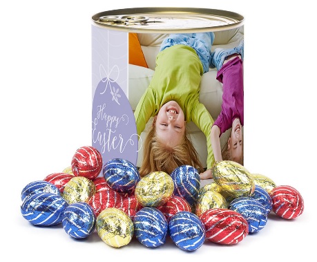 paaseitjes in gepersonaliseerd snoepblik met foto